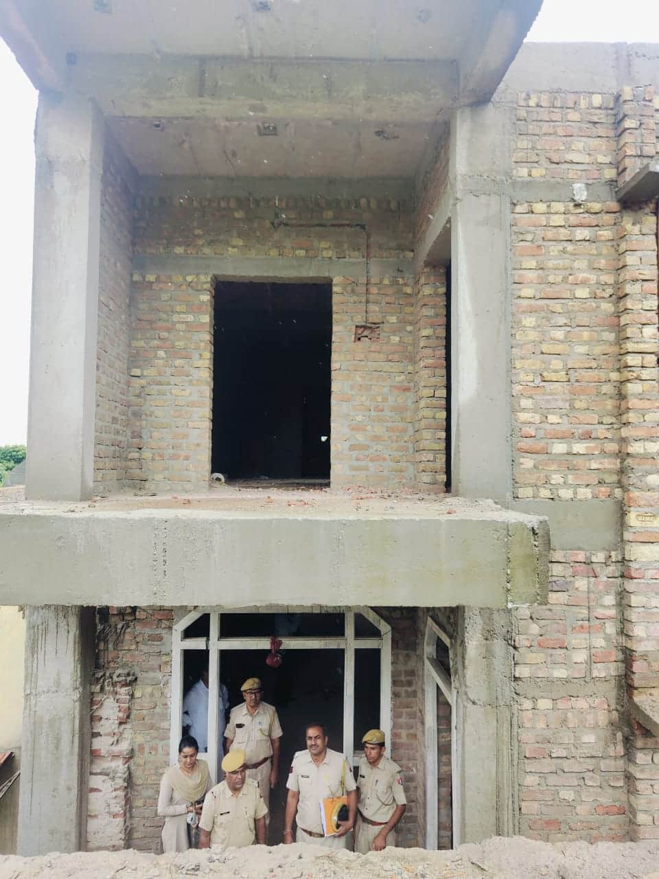 कोरा गांव में तस्कर चेलाराम के यहां संपत्ति फ्रिज की कार्रवाई करती पुलिस