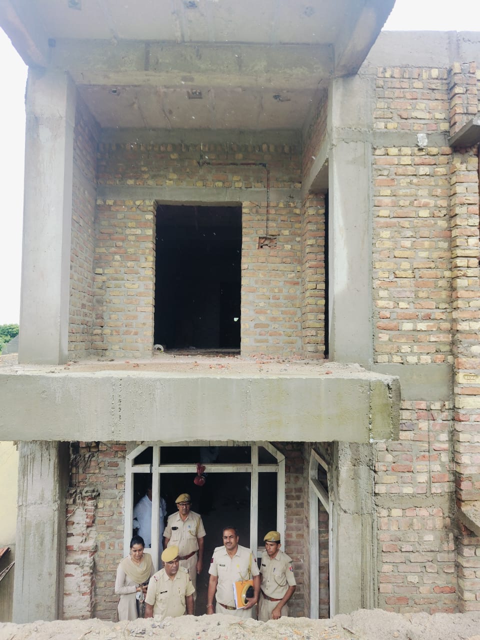 कोरा गांव में तस्कर चेलाराम के यहां संपत्ति फ्रिज की कार्रवाई करती पुलिस