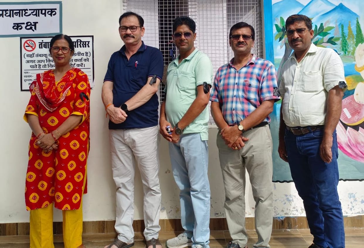 Teachers protested by wearing black bands
