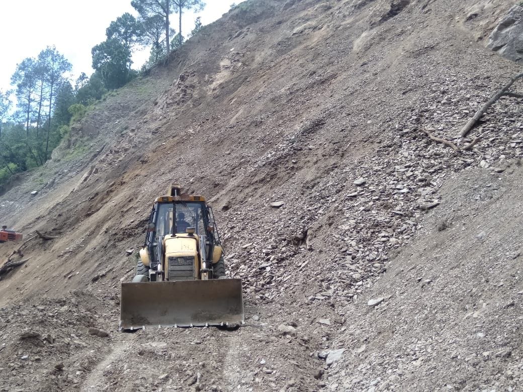 Heavy debris due to mountain cracking in Tanakpur-Pithoragarh NH