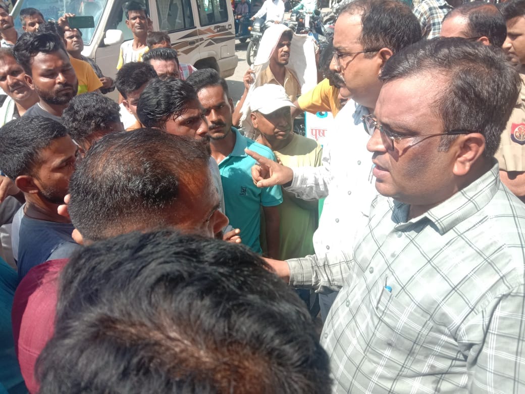 Uproar in Puranpur Nagar Palika in protest against beating of sanitation workers