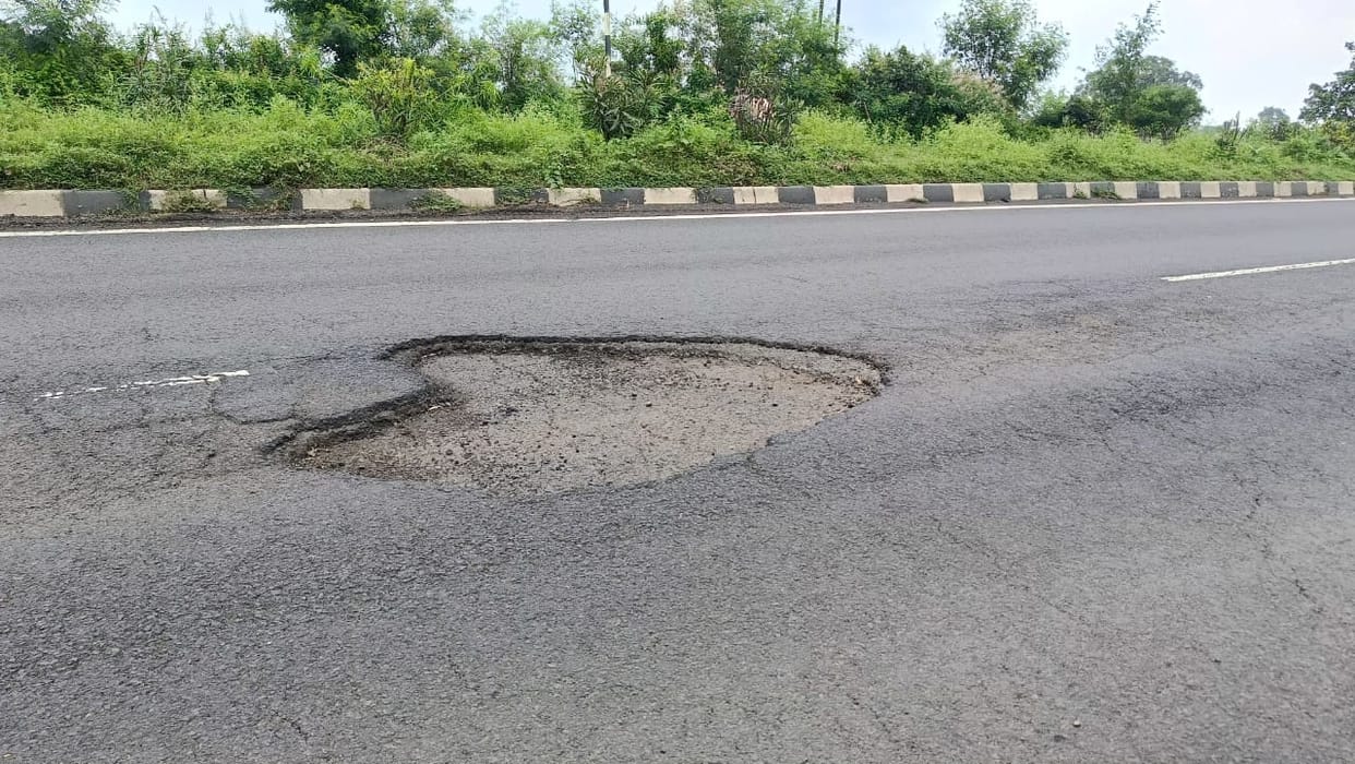 MP News NHAI project director transferred in Sagar four-lane potholes became reason