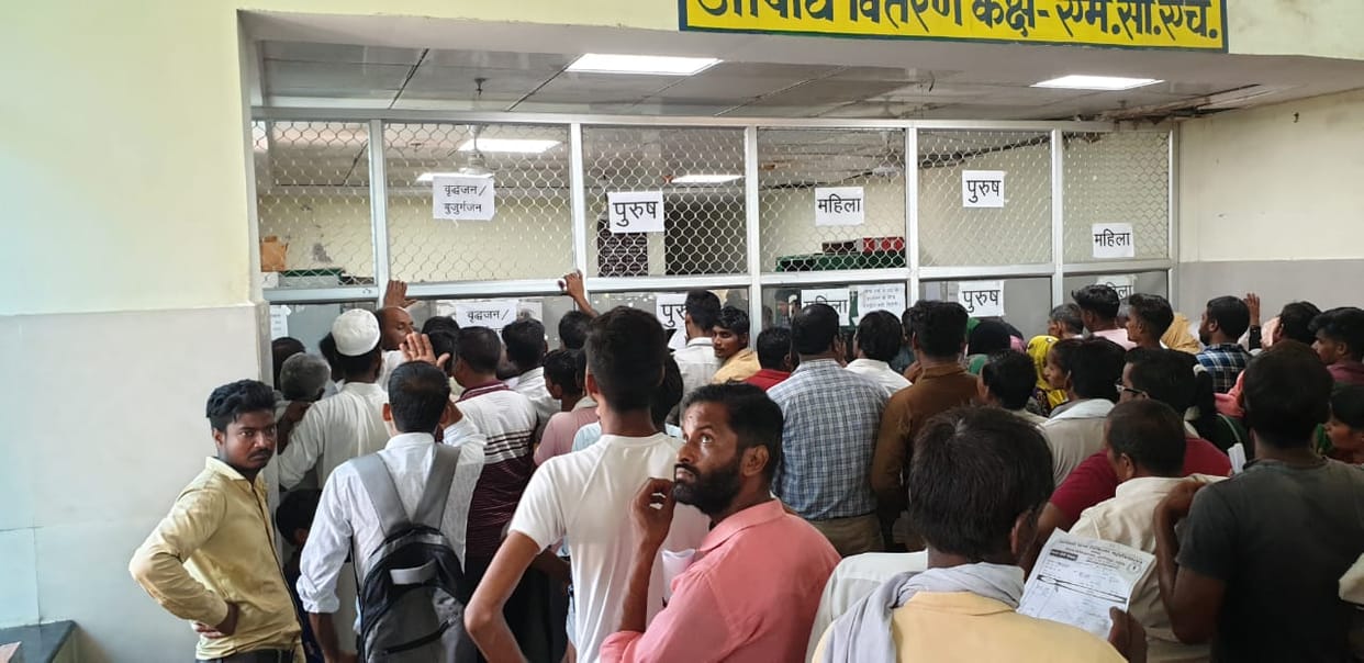 District hospital's male and elderly ward is full, 78 patients with fever are admitted