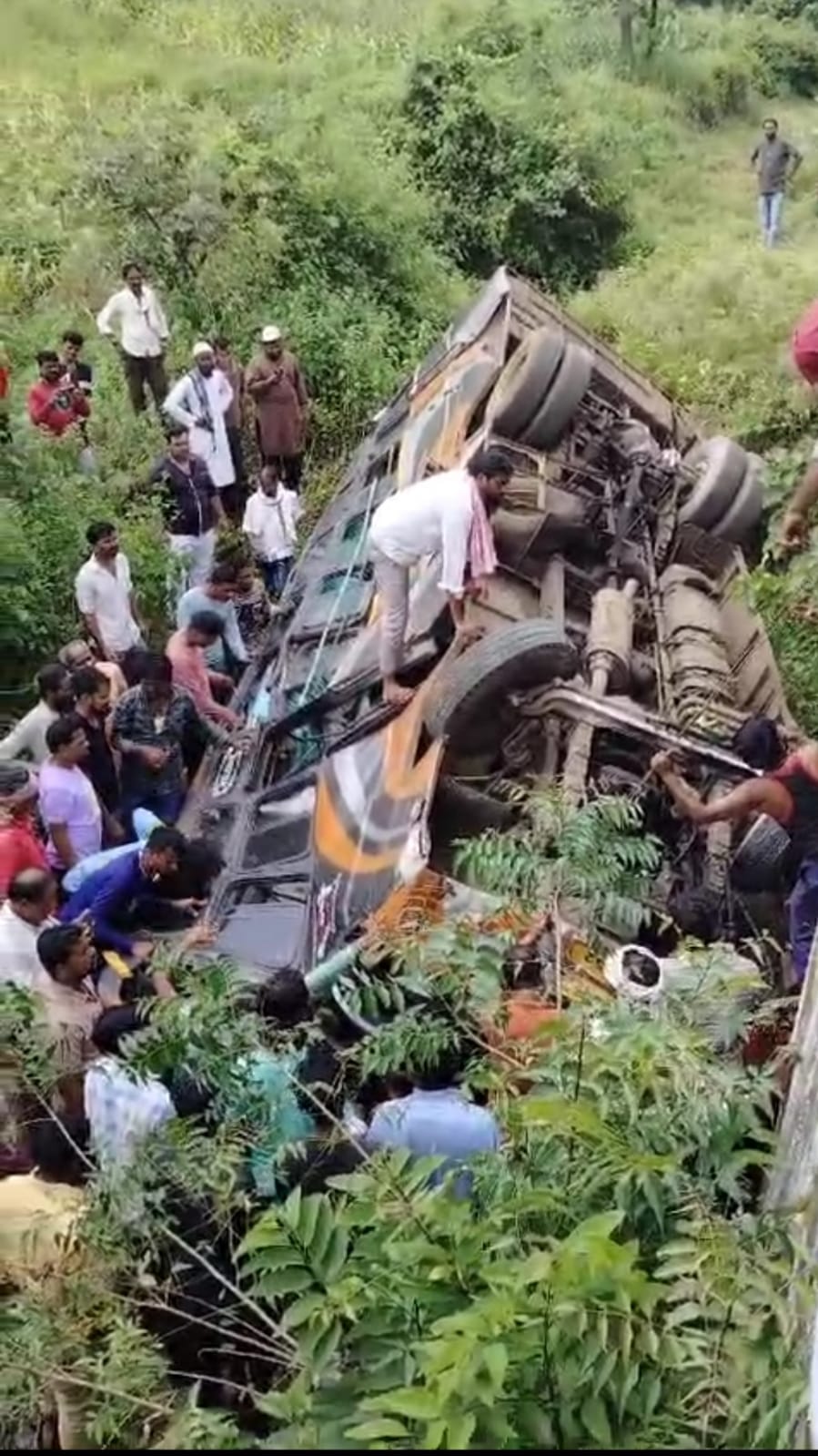 Chhindwara 3 people were injured when the bus fell under the culvert.