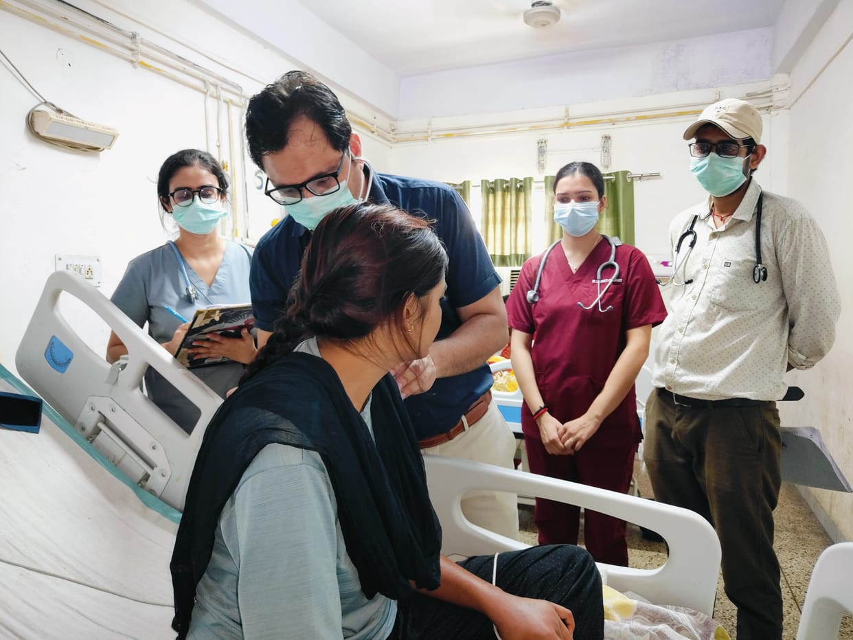 Doctors saved the life of a girl after she was bitten by a snake in Shahjahanpur