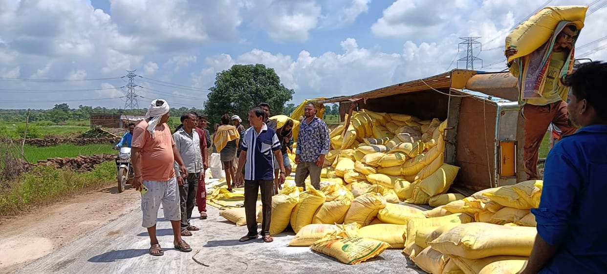 Damoh truck loaded with manure overturned on road passing cattle died in forest after eating manure