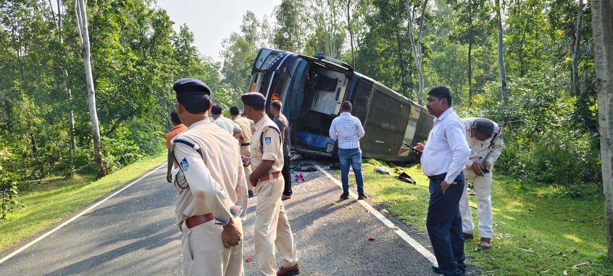 Bus full of passengers overturned in Mithori forest, driver seriously injured, 20 passengers injured