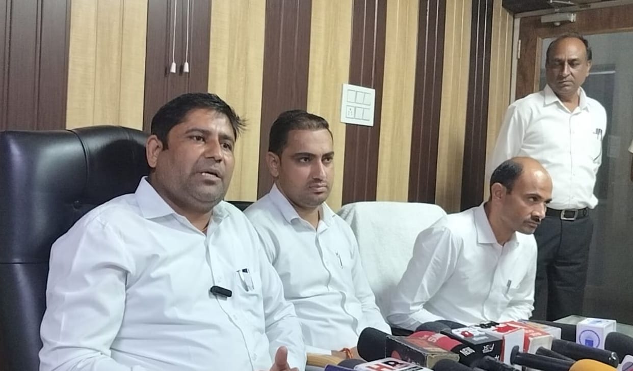 Bar Association boycotted work, demanded to register a case against DSP and transfer him