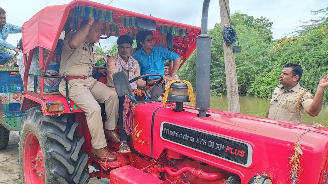 बूंदी में बाढ़ से बिगडे़ हालात का जायजा लेते एसपी और कलेक्टर।