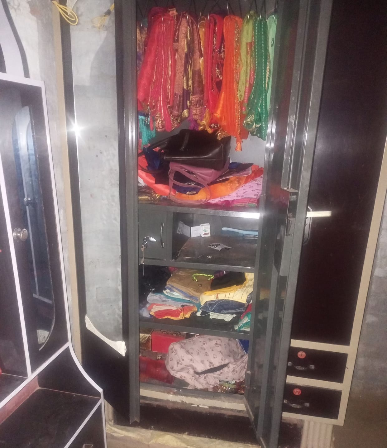 Theft, jewelery and cash looted at five places in one night