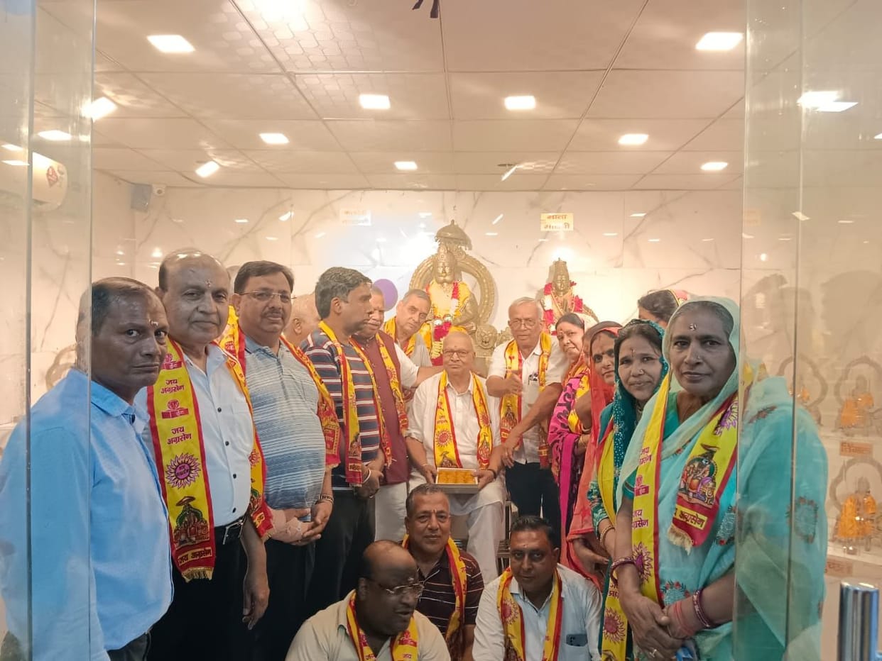 Mahaarati was performed by lighting 21 lamps in Maharaja Agrasen Darbar
