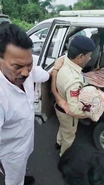 Police vehicle traveling in the convoy of Water Resources Minister collided, Mother-daughter seriously injured