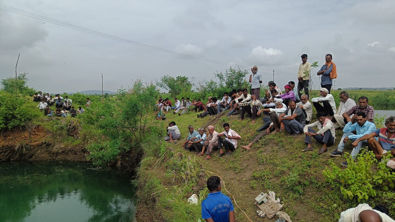 कुएं से युवक का शव मिलने पर वहां लोगों की भीड़ लग गई।