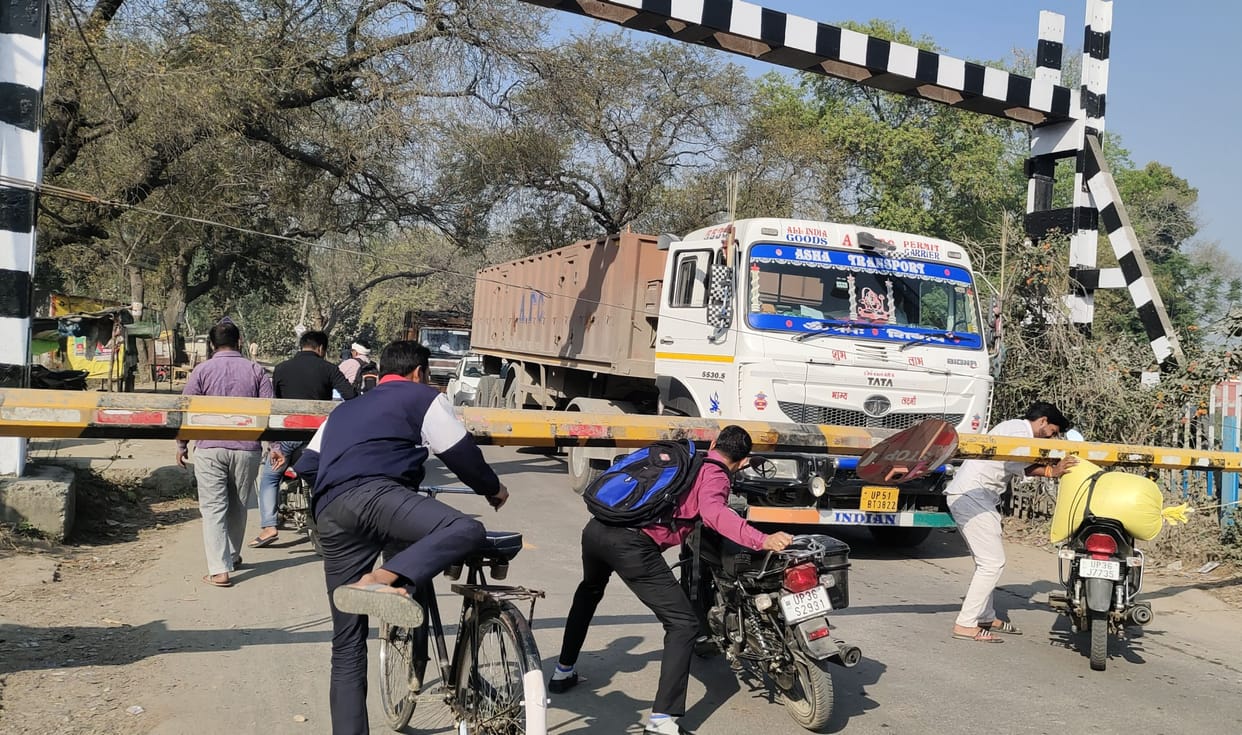 Crossing closing every 30 minutes, troubled by traffic jam