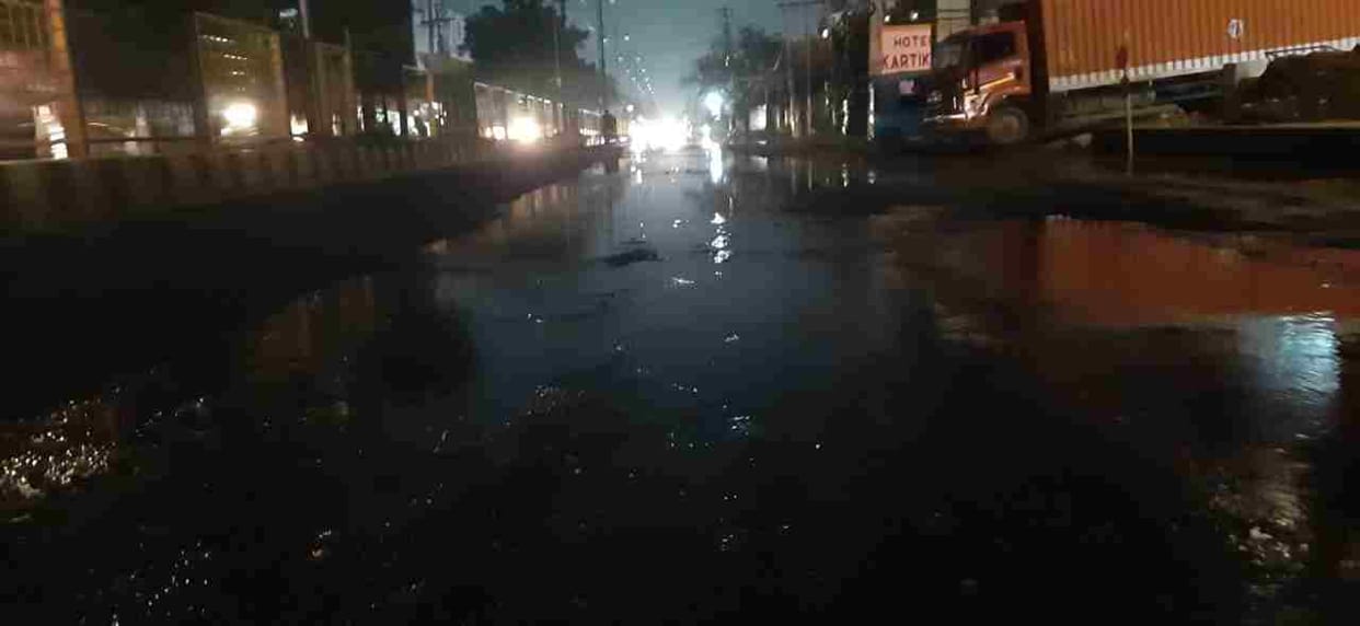 Water from factories is being poured into rain drains, result: waterlogging on Delhi Road.