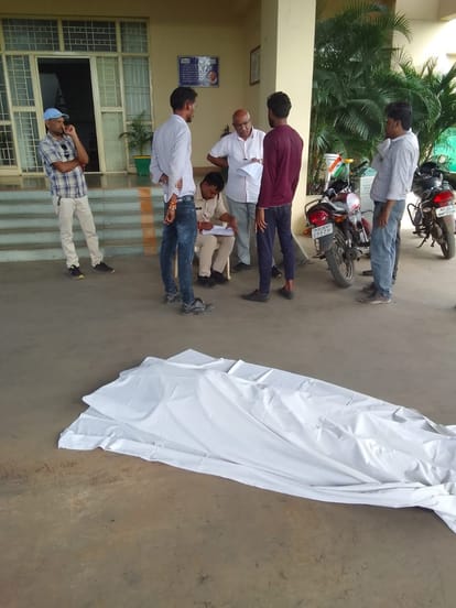 Sagar News: जेपी पावर प्लांट परिसर में युवक की मौत, परिजनों ने शव रखकर किया प्रदर्शन