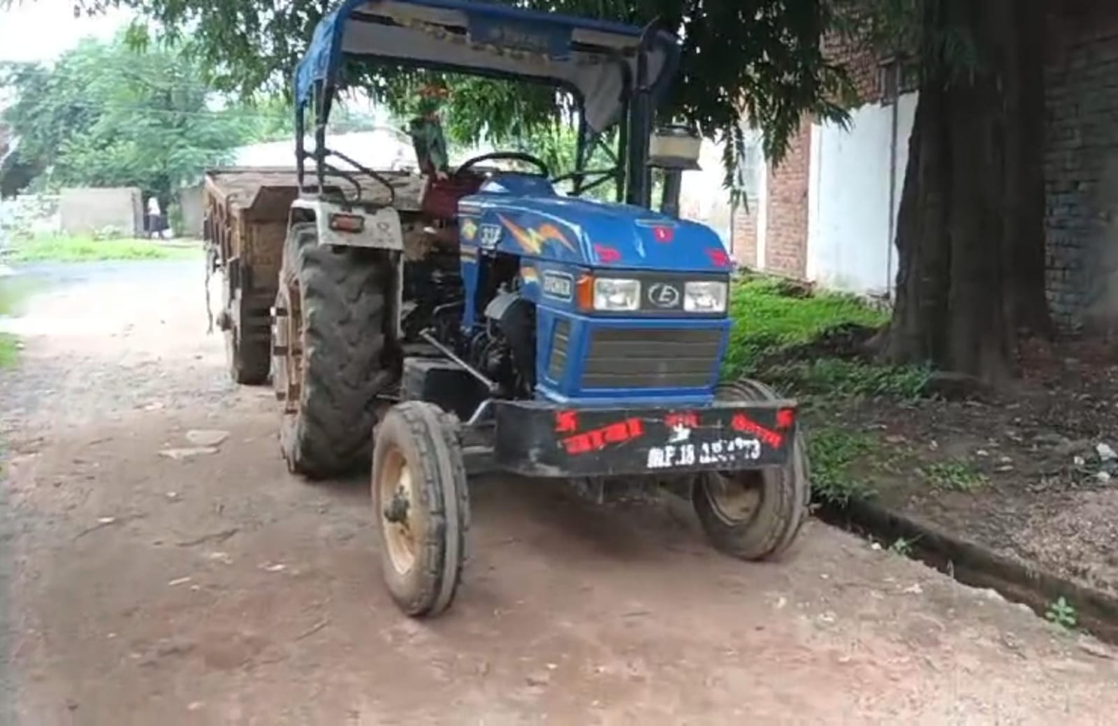 थाने में जप्त रेत से भरा ट्रैक्टर