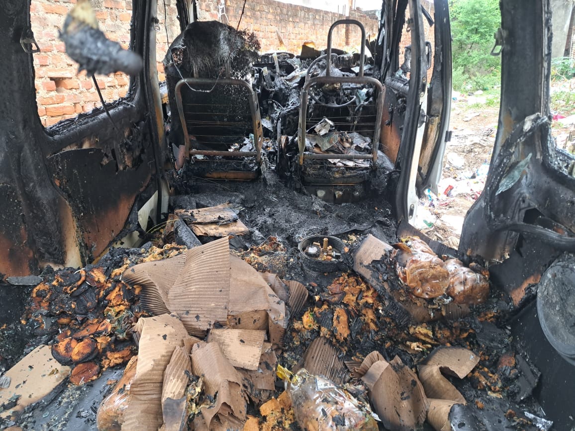 Damoh News: Eco car parked inside the house suddenly caught fire
