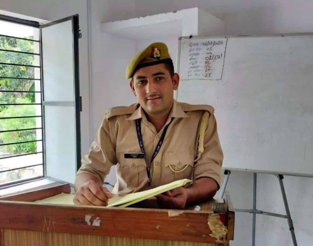 Constable dies after being hit by train, bid farewell with state honors