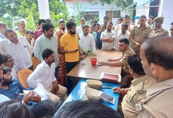 BJP workers upset with the functioning of the police create ruckus in the police station