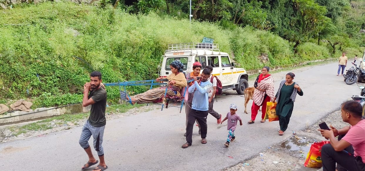 When the road was not built, the pregnant woman reached the hospital and home with the help of a doli.