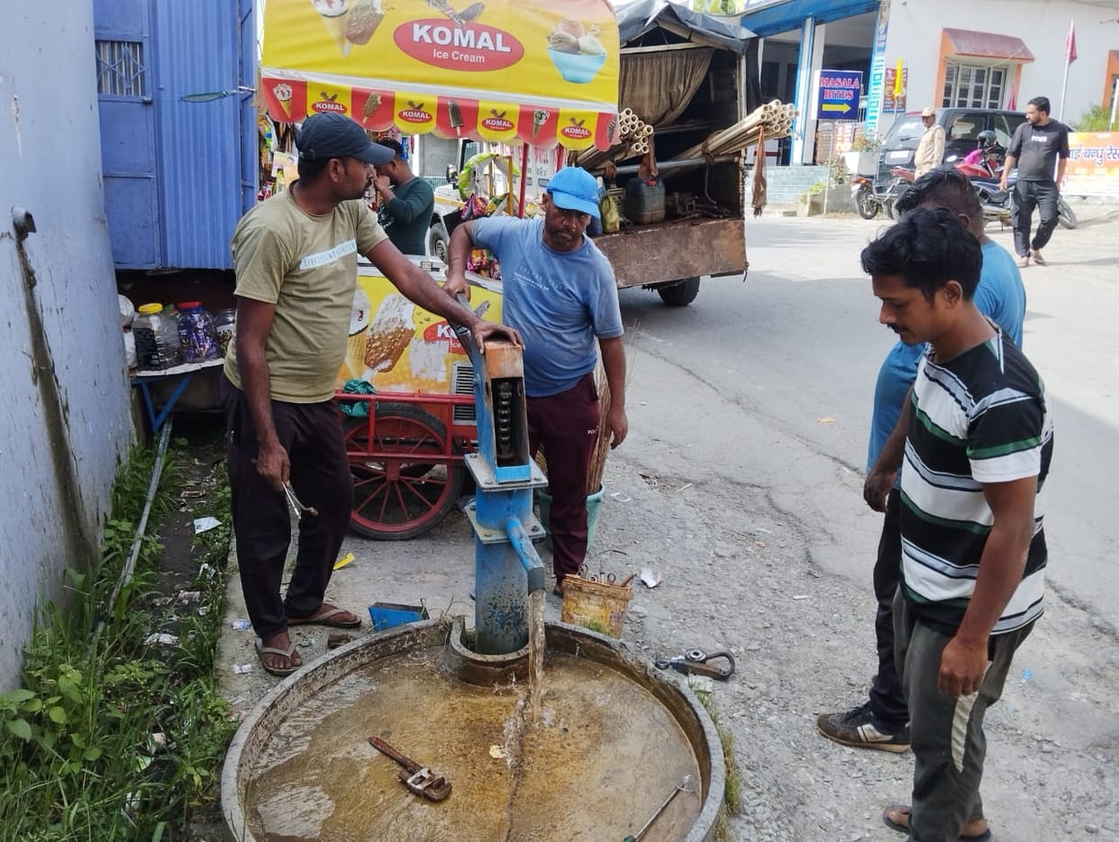 Passengers and traders took relief due to repair of hand pump