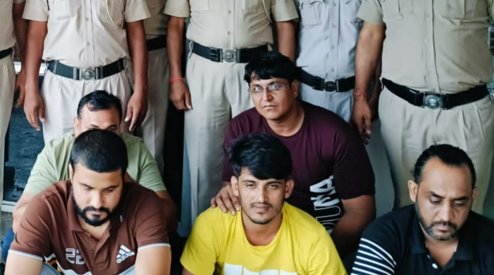 Five accused bringing liquor from Rajasthan arrested