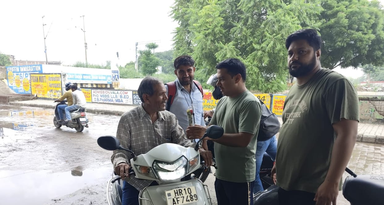 Rose flowers were given to those who dumped garbage at temporary garbage points, now action will be taken