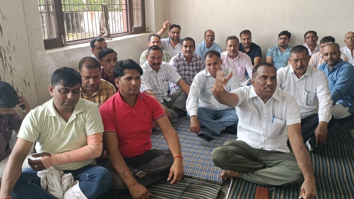 Patwari and Kanungo on strike in Bahadurgarh, offices locked