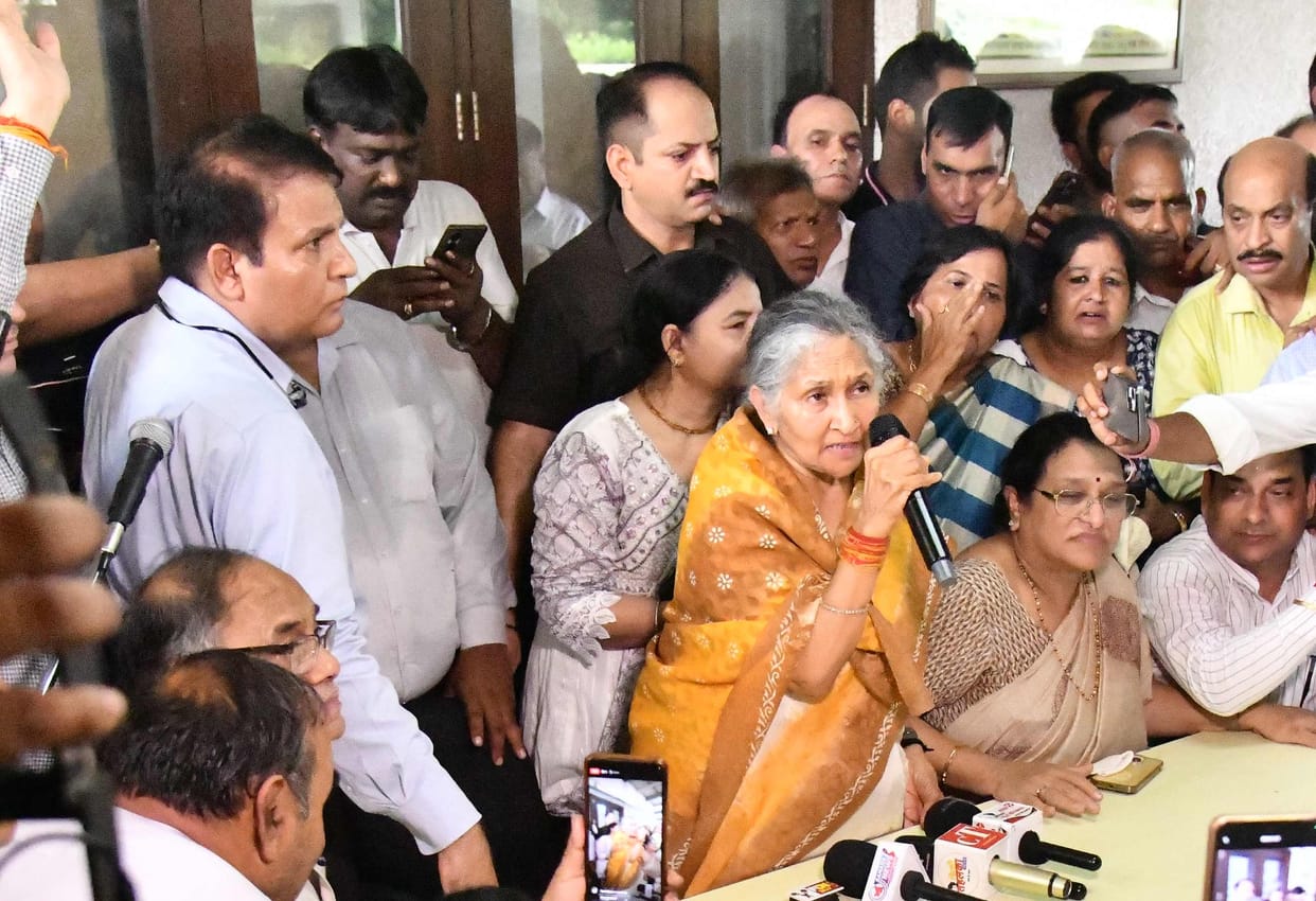 Hot politics...Rebels will put thorns in the path of kamal