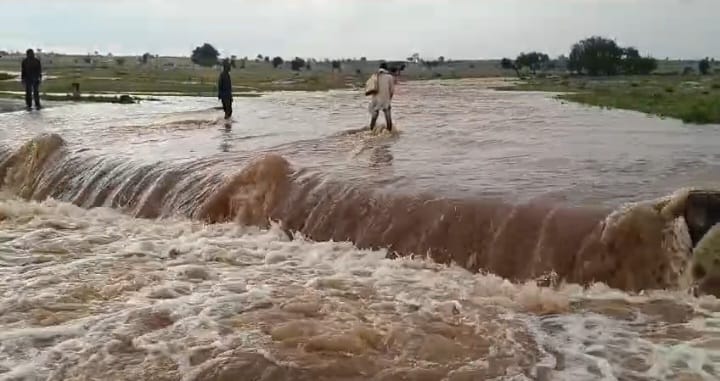 Damoh two youths along with their bike were washed away, their lives were saved