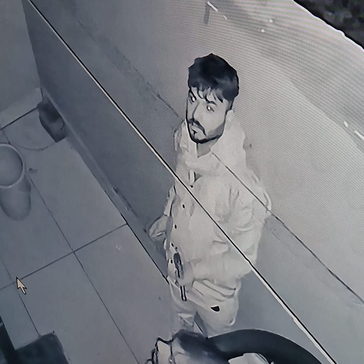 Thieves entered the house with a pistol, took away jewelery and cash worth lakhs