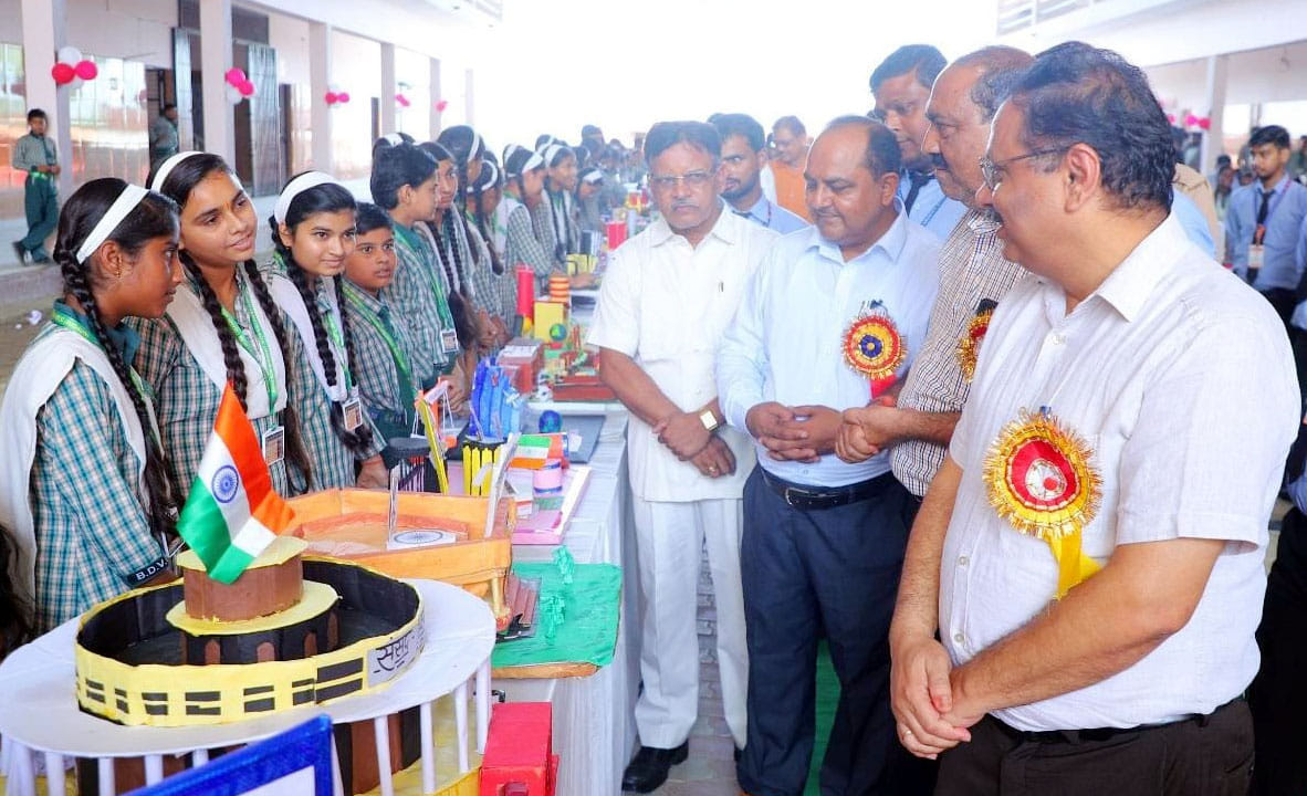Science exhibition held in BDV, SDM inspected it
