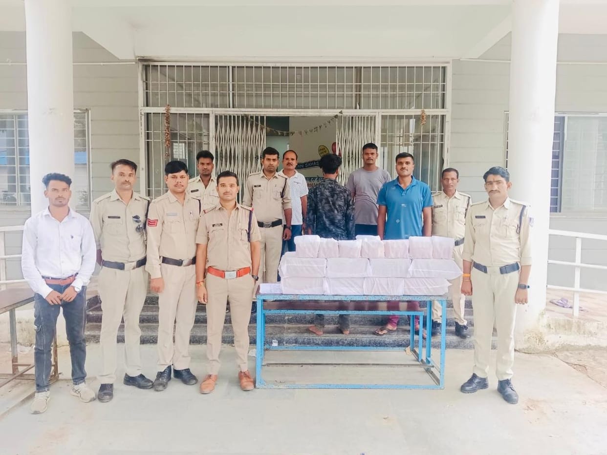 damoh Illegal liquor was being smuggled in a luxury car