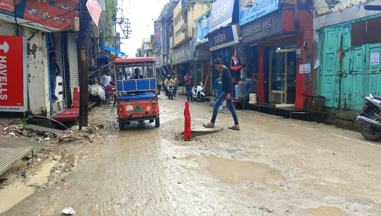 Poor condition of roads after rain...Vehicles stranded at many places