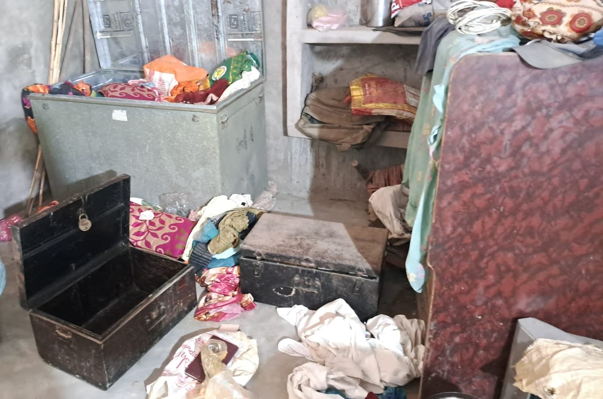 Stolen jewelery and cash worth Rs 3 lakh by breaking locks of two houses