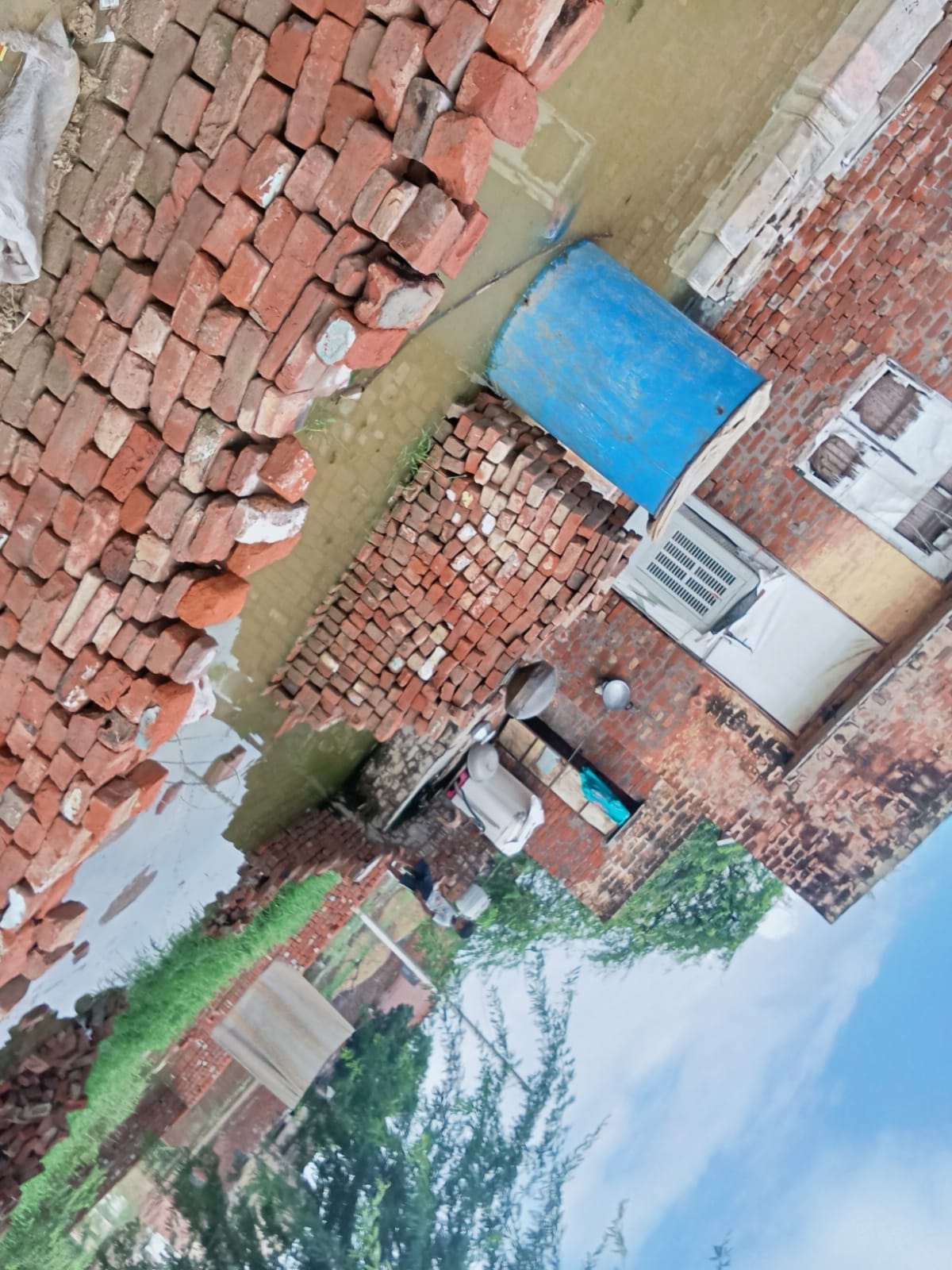 40 houses filled with water due to overflow of pond, people are troubled