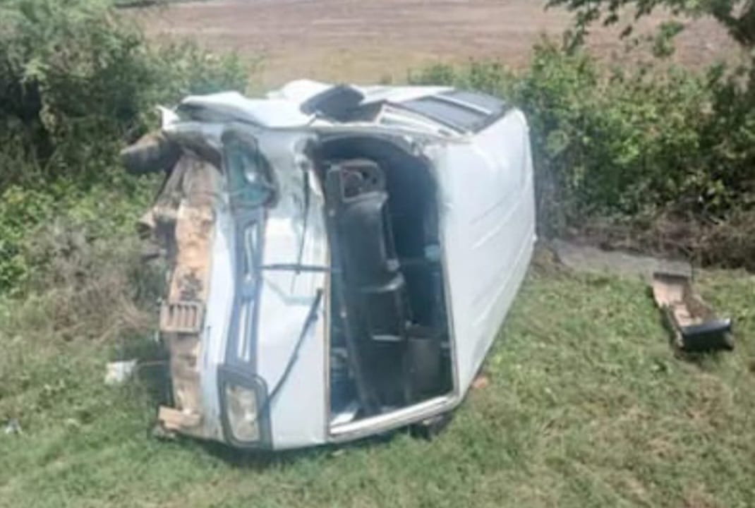 Damoh News: Bike riding parents and son died in a collision with a van