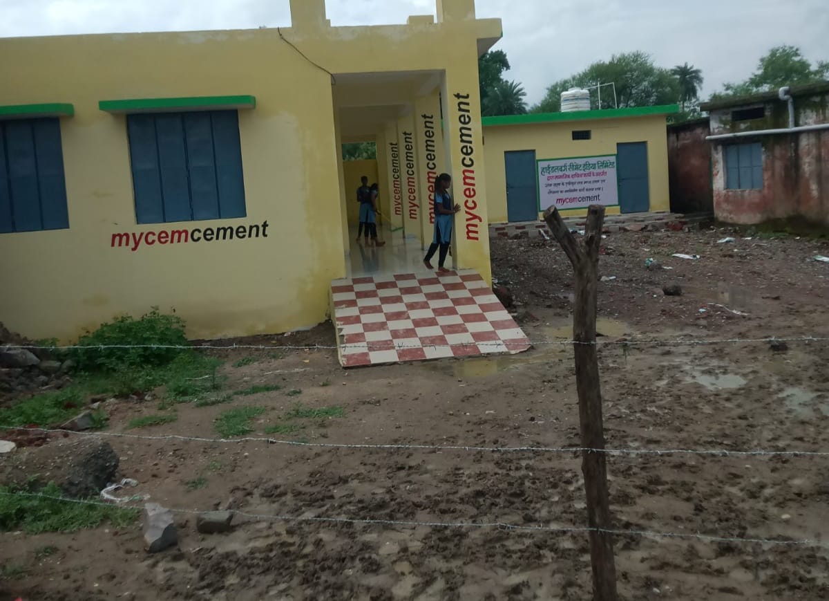 Damoh Family members allege that children are cleaning bathrooms in government school,