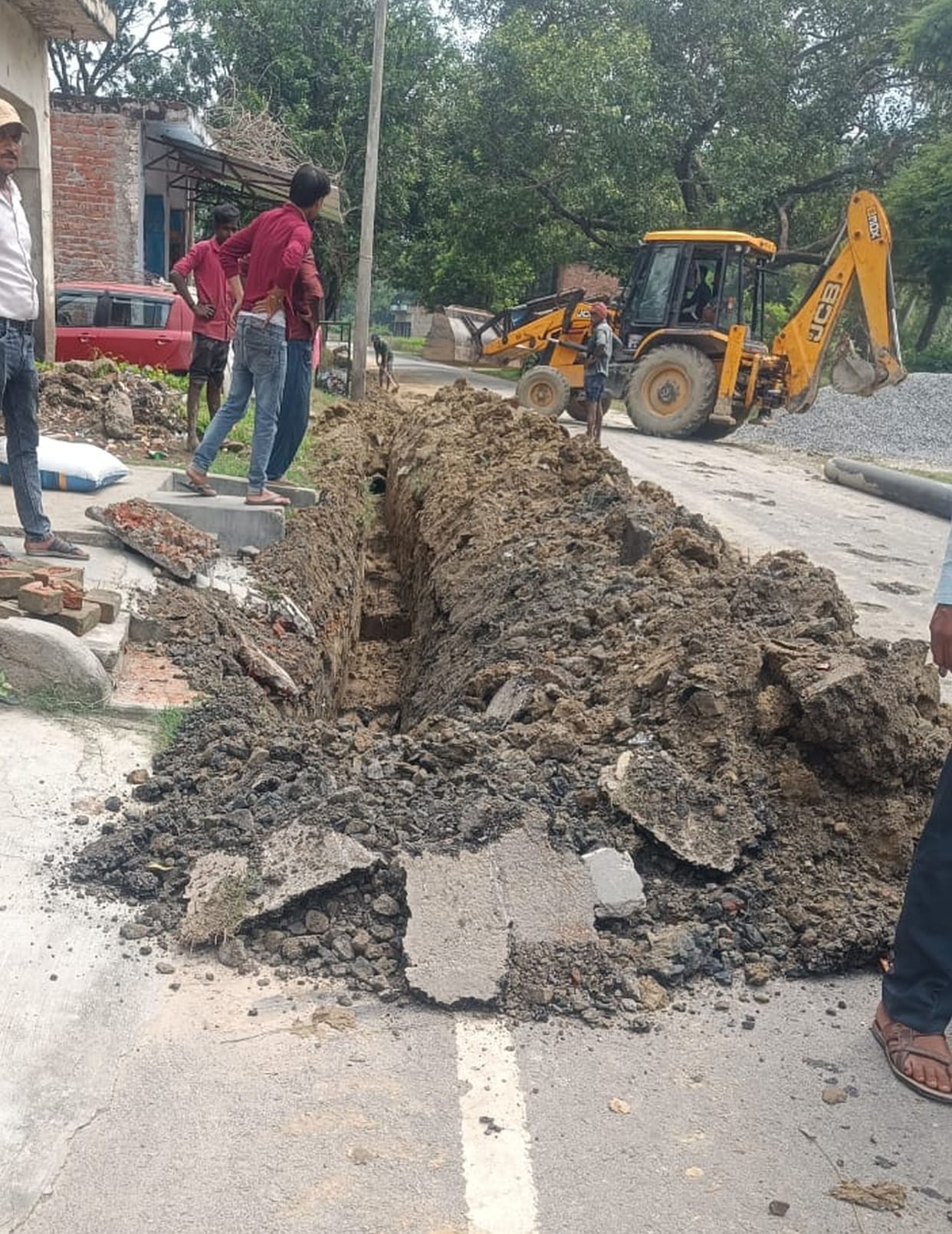 Jal Nigam dug up the road built at a cost of crores
