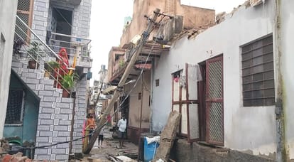 मकान की बालकनी पर गिरा बिजली का पोल
