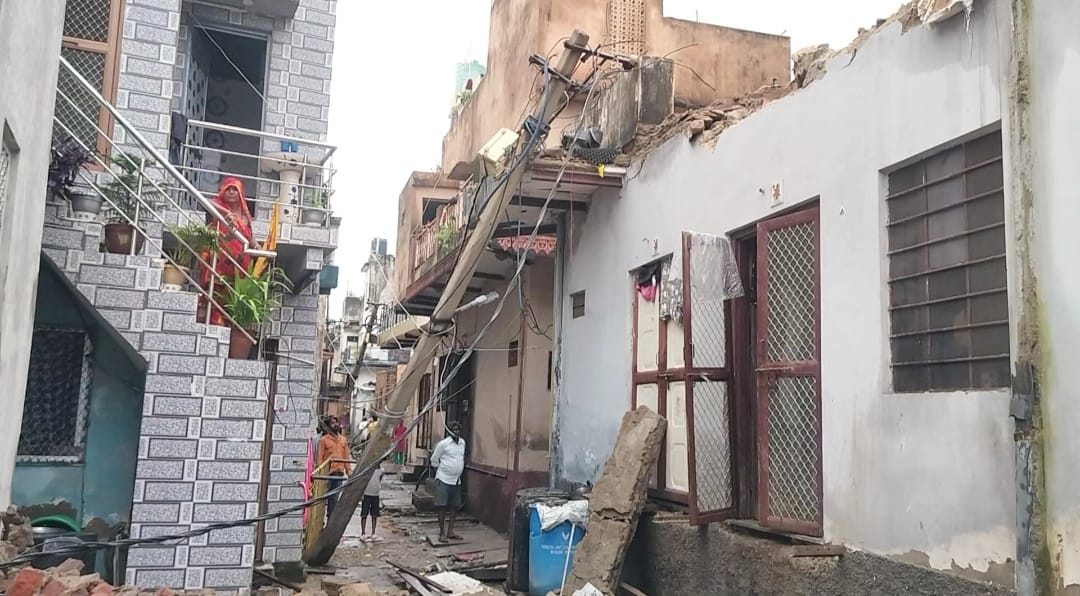 Ajmer News: Upper part of house damaged due to falling of electric pole on balcony, loss of life saved