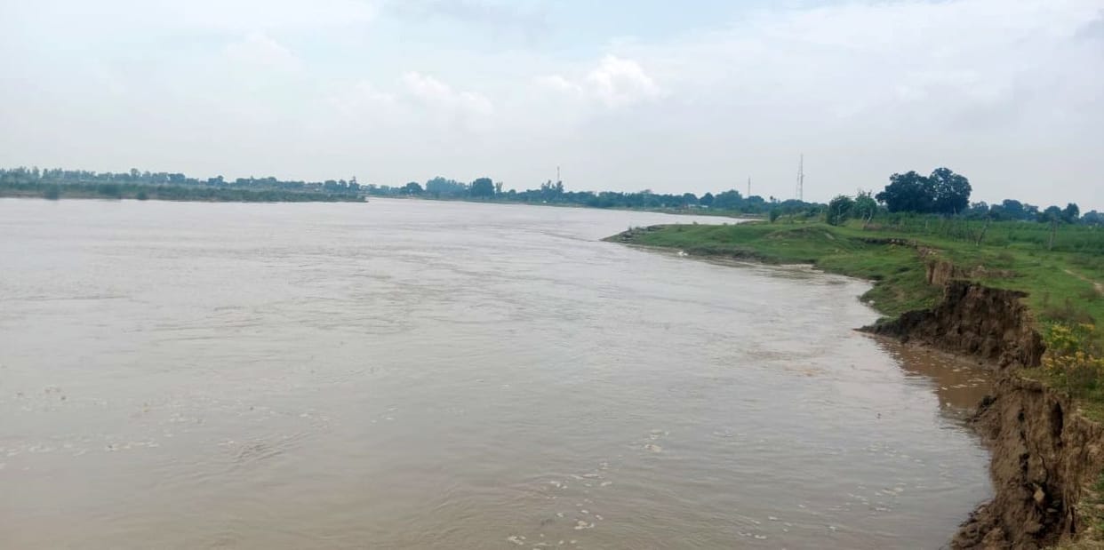 Due to rain, the flood in Ganga and Ramganga started increasing again.