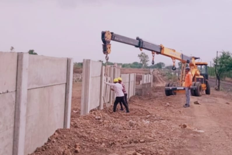 Ujjain News: 160 km long wall on both sides of the railway track will increase the speed of trains