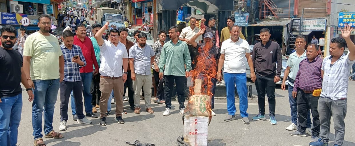 Congress workers burnt the effigy of the state government