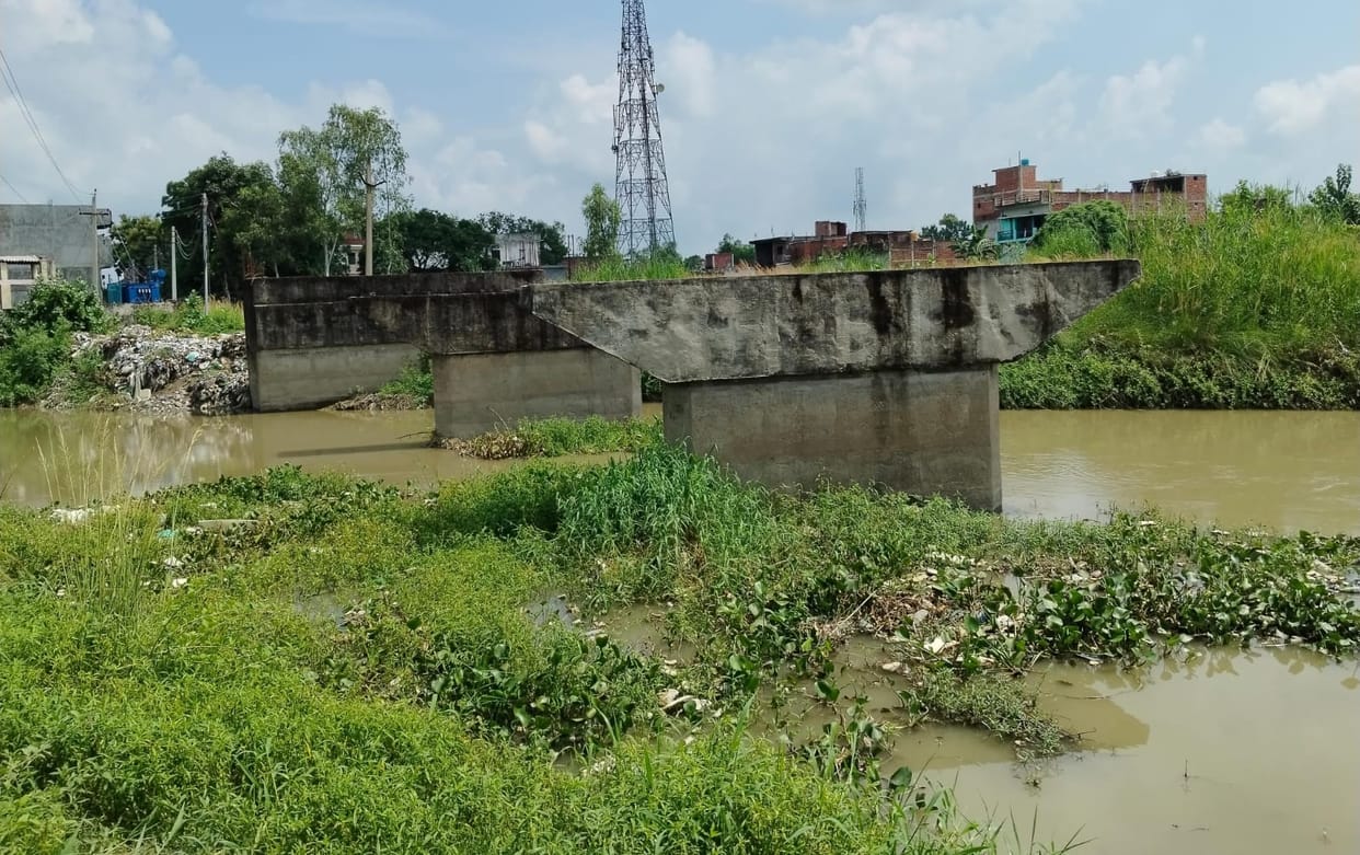 Those responsible covered themselves with silence by building three pillars of the bridge.