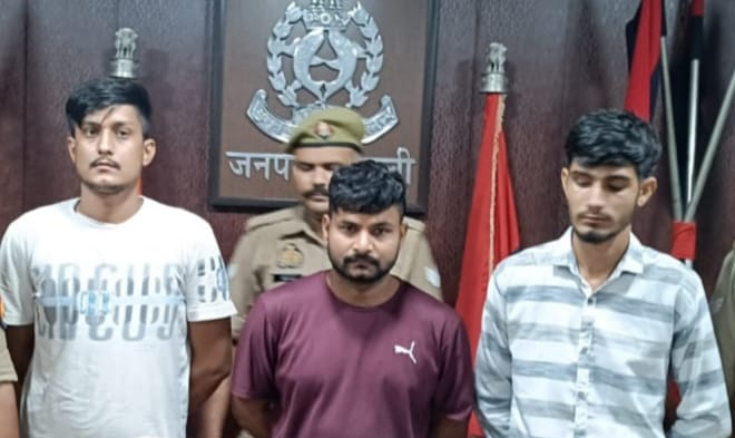 The cashier of a private finance company looted four lakh rupees.