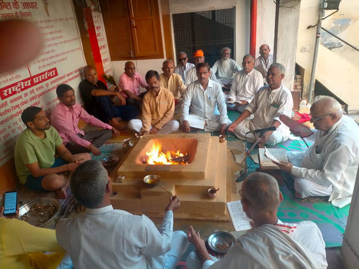 Devotees offered sacrifices in the yagya