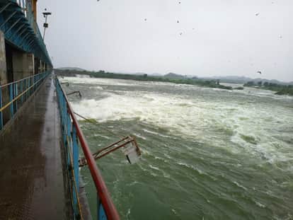 Bundi News: After warning from IMD, rain continues since morning, 10 gates of Gudha Dam opened