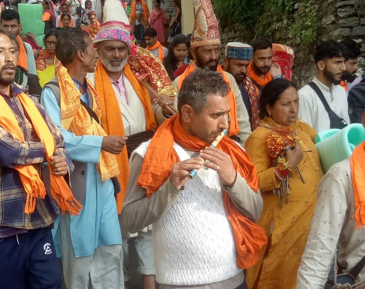 Amidst the cheers of Bhole, the holy stick left for the second stop.